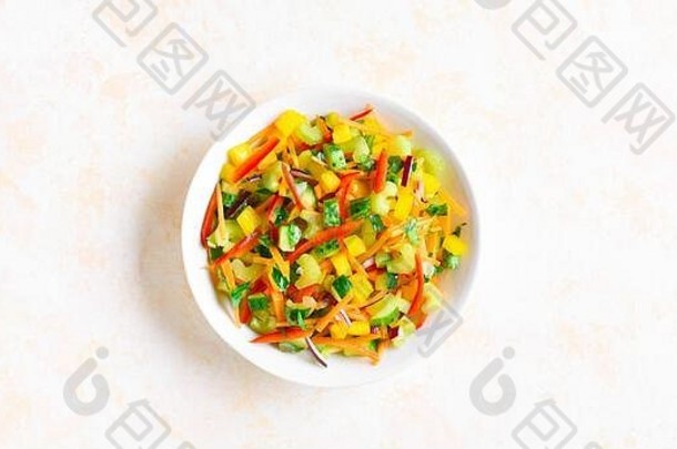 健康的蔬菜沙拉贝尔胡椒黄瓜胡萝卜芹菜绿色碗光石头背景免费的文本空间有机自然