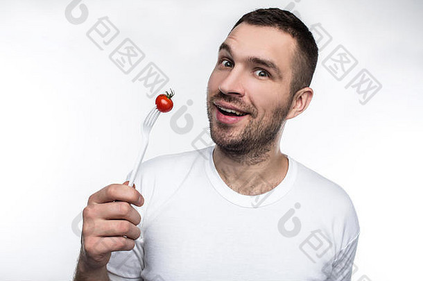 不错的好图片英俊的vegeetarian吃小番茄叉喜欢美味的生食物孤立的白色背景