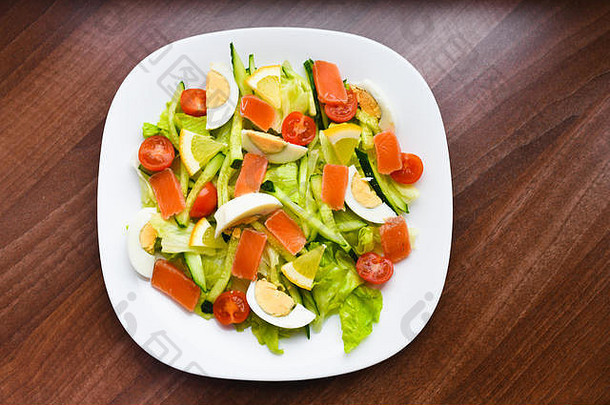 蔬菜沙拉白色板新鲜的沙拉蛋西红柿菠菜鳄梨白色木背景前视图健康的食物