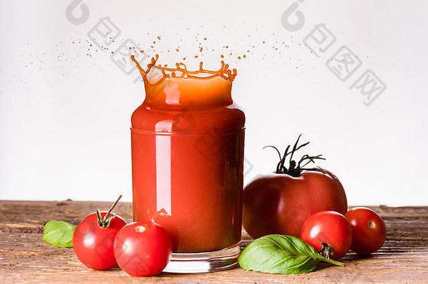 番茄汁溅玻璃木表格