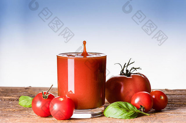 番茄汁溅玻璃木表格