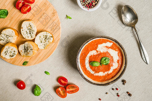 色彩斑斓的奶油番茄汤白色背景健康的食物概念