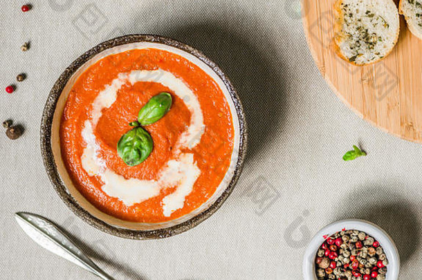 色彩斑斓的奶油番茄汤白色背景健康的食物概念