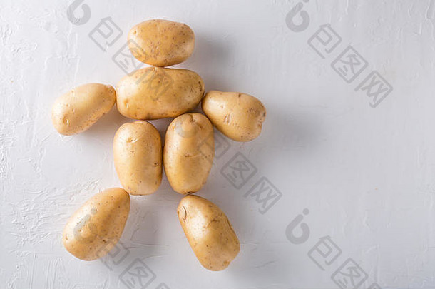 新鲜的堆有机土豆白色背景生蔬菜概念软焦点复制空间