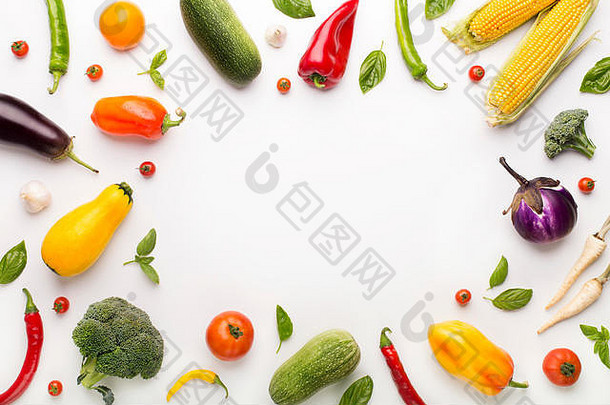 轮框架新鲜的健康的蔬菜白色