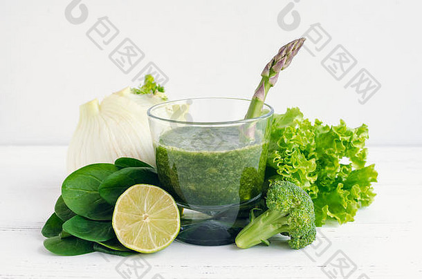 绿色蔬菜汁玻璃成分菠菜芦笋生菜茴香石灰西兰花白色木背景节食清洁