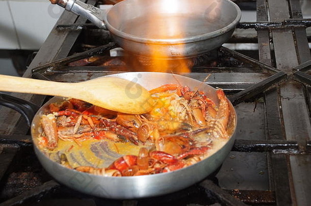 秘鲁食物虾吸典型的菜秘鲁厨房