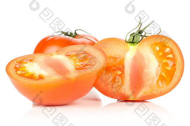 红色的番茄减少部分半孤立的白色背景