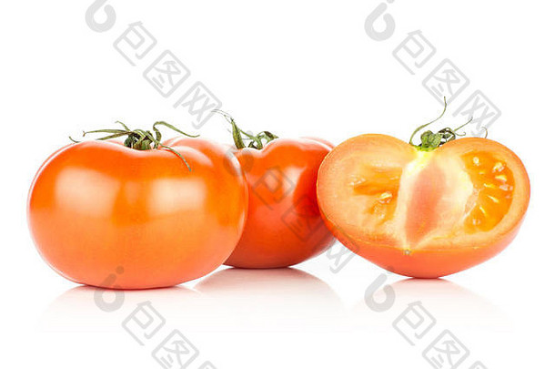 红色的番茄切片一半孤立的白色背景