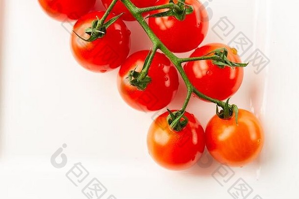 前视图美味的西红柿白色板表格
