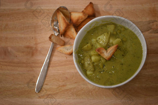 食物摄影图像首页使蔬菜汤西兰花豌豆土豆白色碗心形状烤面包乡村木背景空间