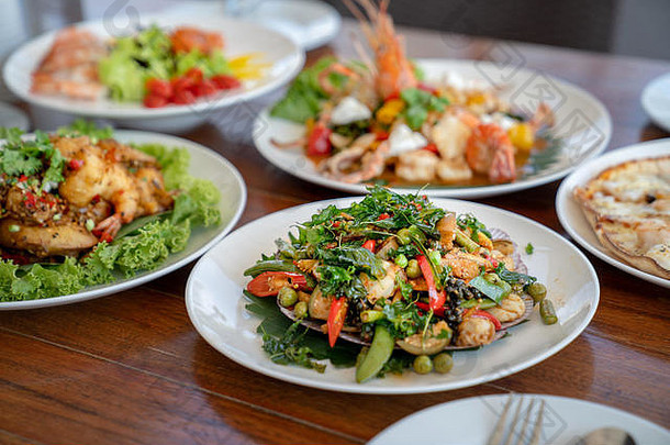 泰国食物海鲜炸辣的酱汁白色圆菜木表格背景