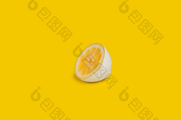一半柠檬画白色黄色的背景