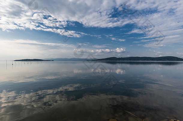 完美的对称的视图trasimeno湖Umbria意大利云天空岛屿反映水