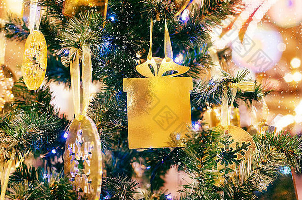 圣诞节一年发光的背景假期装饰黄金De-focused灯装饰树
