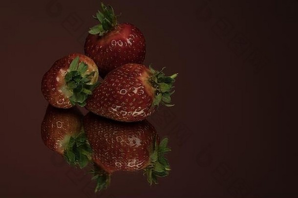 美味的红色的成熟的草莓镜子孤立的特写镜头细节拍摄红色的背景