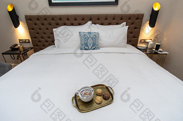卡布奇诺咖啡花俏的巧克力设计前特里烤饼干黄金托盘酒店房间床上