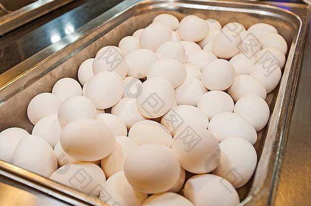 特写镜头细节新鲜的白色鸡蛋金属服务托盘自助餐