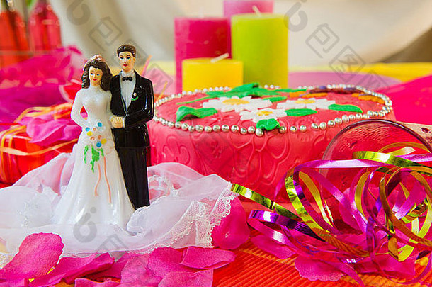 婚礼夫妇前面蛋糕粉红色的生活