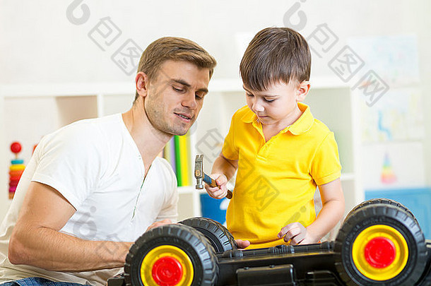 孩子男孩爸爸修复玩具车