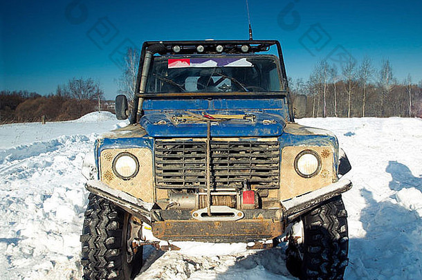 蓝色的土地探测器后卫运动型多功能车前面背景俄罗斯冬天