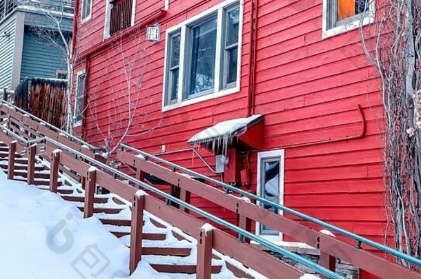 全景户外楼梯舒适的房子雪山多云的天空冬天