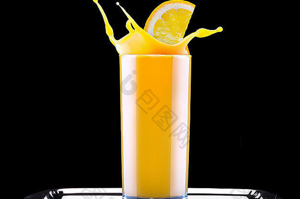 新鲜的橙色汁玻璃飞溅孤立的黑色的背景