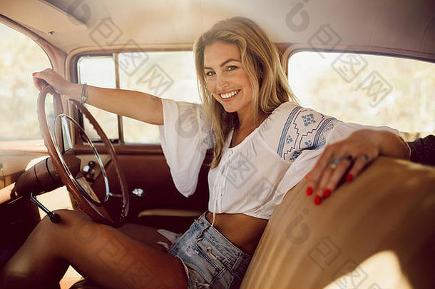 肖像美丽的女人旅行古董车高加索人女开车车