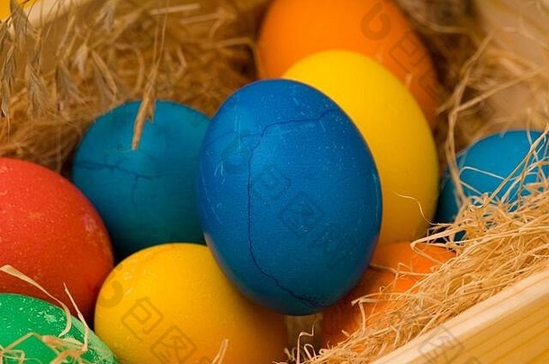 五彩缤纷的复活节鸡蛋巢关闭