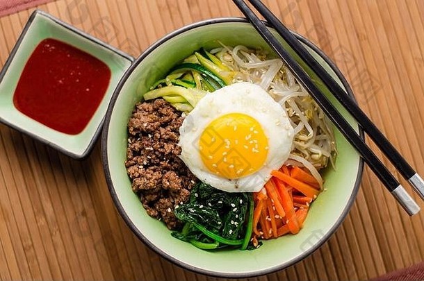 石锅拌饭经典朝鲜文餐碗大米超过经验丰富的蔬菜肉阳光明媚的一边炸蛋前