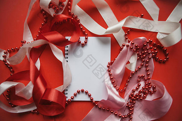 空记事本写节日红色的背景丝带珠子庆祝活动情人节一天爱事件