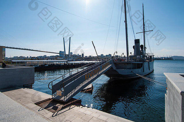 路堤城市符拉迪沃斯托克帆电动机船码头照片