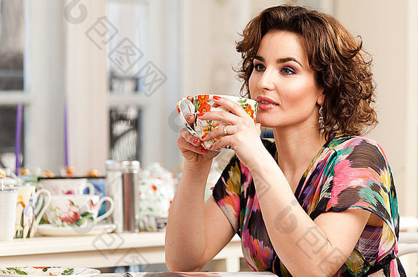 可爱的女人喝茶图片拍摄