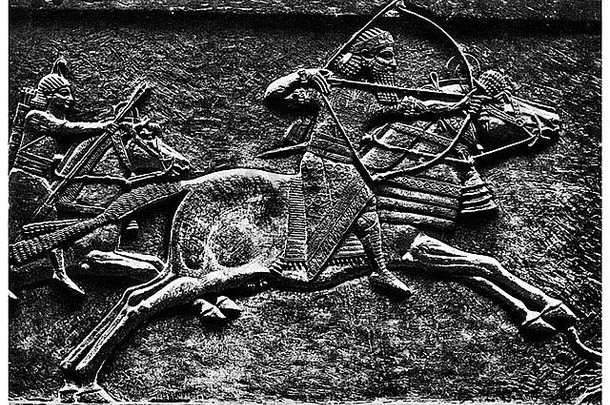 发表亚述巴尼帕狮子猎人马背上的埃及亚述君主王