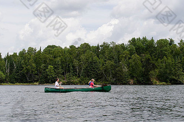 女孩划船船湖湖森林安大略加拿大