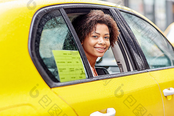 快乐非洲美国女人开车出租车