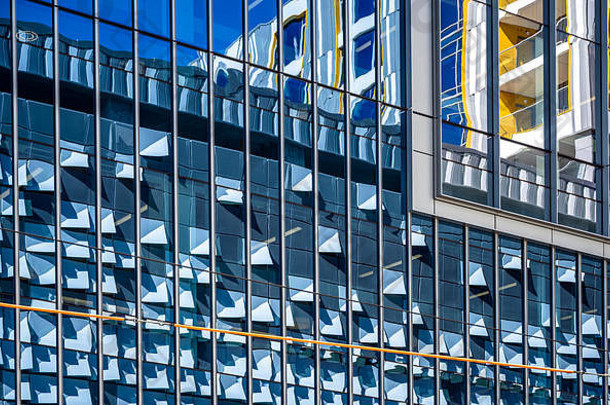 摩天大楼“先锋体系结构有色玻璃衬里金属框架反映了镜子建筑相反一边