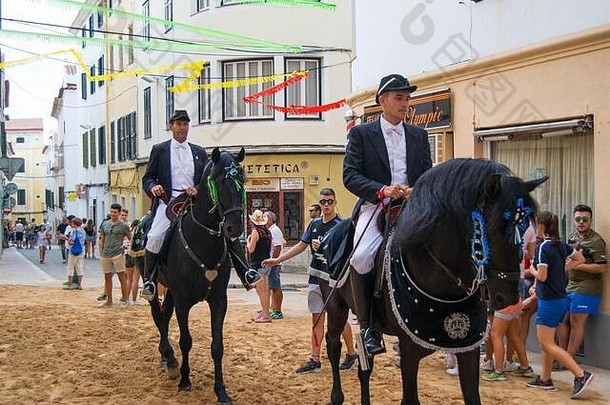 传统的西班牙语马骑格雷西亚节日马洪米诺卡岛