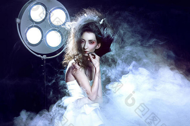 年轻的有吸引力的女孩鬼很多烟医院灯背景黑暗哥特图像有创意的风格