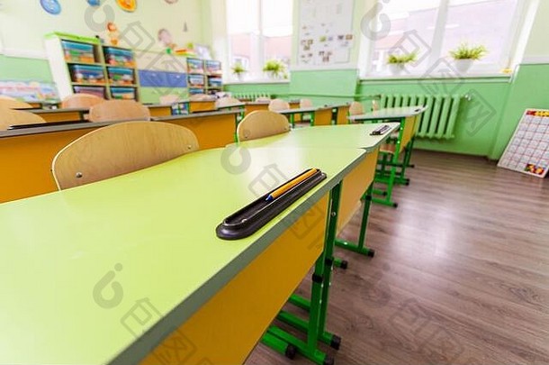 宽角桌子椅子教室