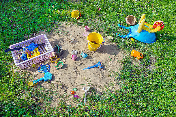 夏天孩子们的小女孩操场上草坪上村质量生产玩具沙子草