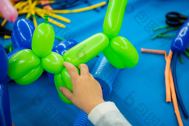 男孩的手气球动物玩具扭艺术车间