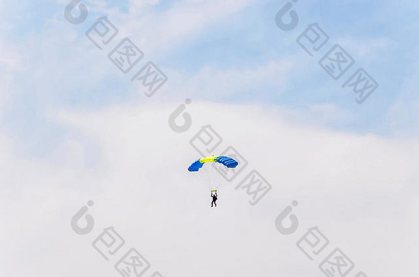 伞兵空气着陆跳小飞机男人。飞行云阳光明媚的一天夏天