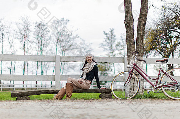 年轻的女人自行车