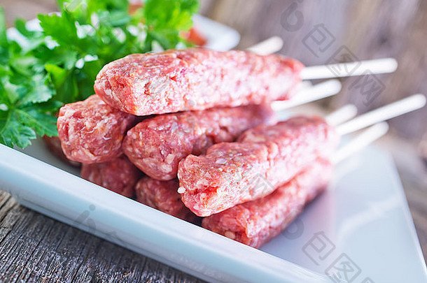 生土耳其传统的西什肉烤肉串板