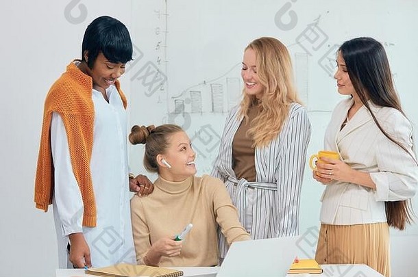 有创意的女经理女团队合作多样化的人现代白色办公室移动PC成功取决于在一起团队合作