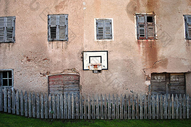 被遗弃的房子篮子球