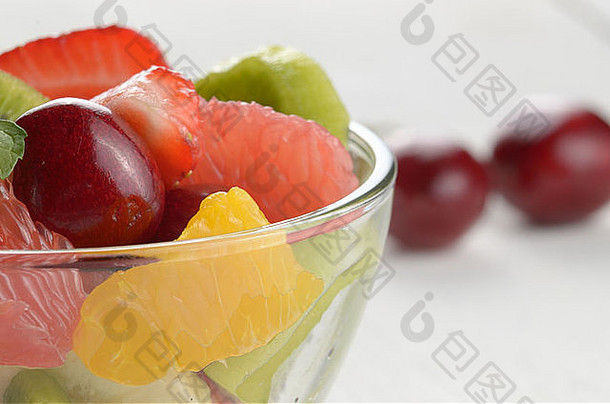 玻璃碗混合水果沙拉白色表格