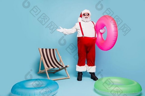 完整的长度身体大小视图不错的很高兴快乐的脂肪超重有胡子的圣诞老人旅行者在游泳池边聚会，派对有趣的一天孤立的蓝色的