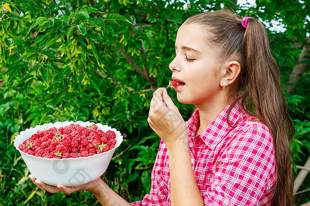 美丽的青少年女孩持有<strong>碗</strong>树莓花园特写镜头夏天一天